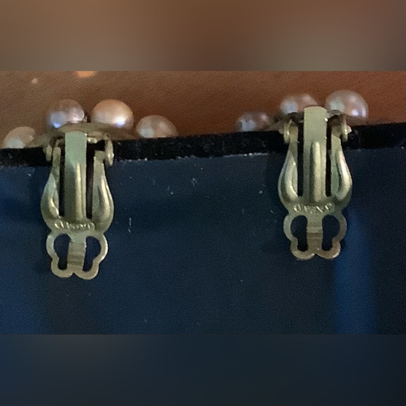 Vintage Classic Mult-Pearl Clip Earrings - Picture 2 of 5